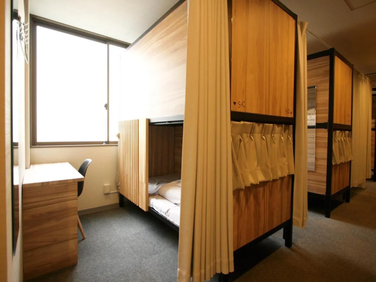 אוסקה Namba Guesthouse Hive אכסניה